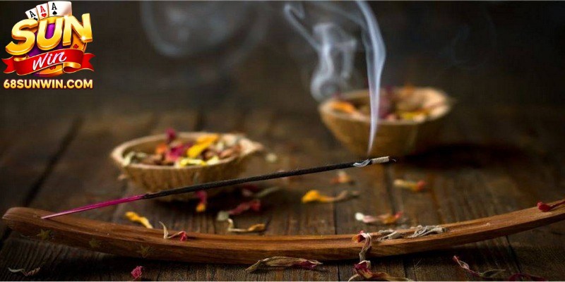 Thắp hương khấn bái gia tiên là nét văn hóa tâm linh để giải đen
